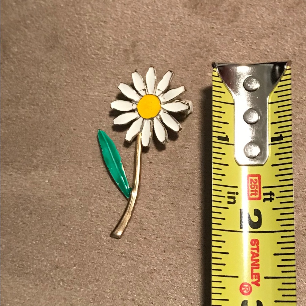 Enamel white daisy pin